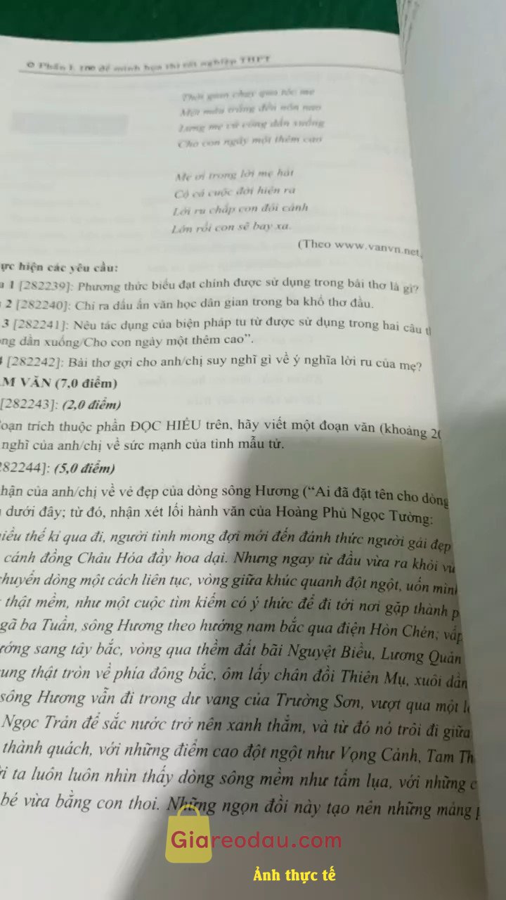 Giảm giá [Mã giảm 46%] Sách 100 đề minh họa môn Ngữ văn ôn thi THPTQG - Me Book. Chữ rõ, 100 đề vs 20 đề có lời giải chi tiết, cần cho những bạn. 