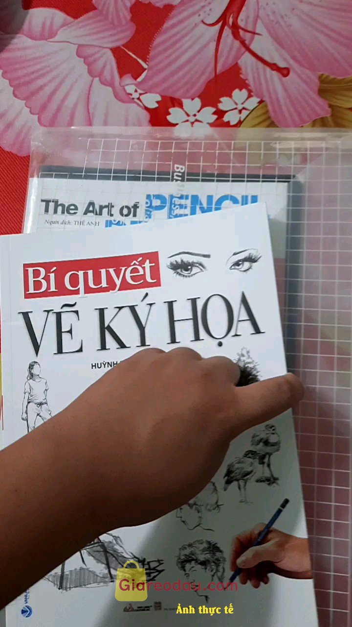 Giảm giá [Mã giảm 30%] Sách Bí Quyết Vẽ Ký Họa (Tái Bản). Nhìn chung thì đây là một đầu sách đã trình bày được khái quát. 
