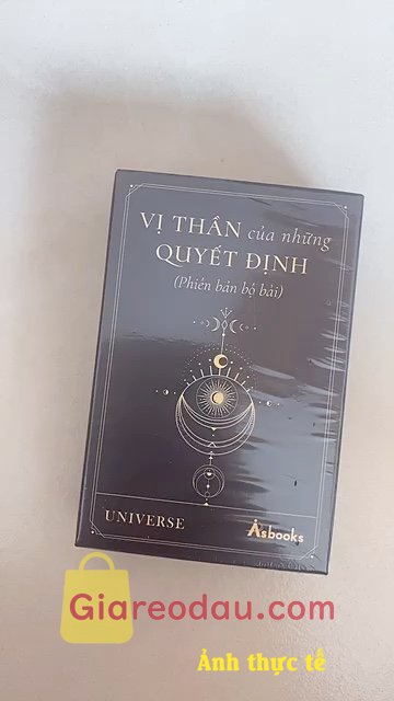 Giảm giá [Mã giảm 35%] Sách BỘ BÀI Vị Thần Của Những Quyết Định. Chữ in rõ ràng, thiết kế đẹp. Shop giao đúng hàng, nhanh, đóng gói. 