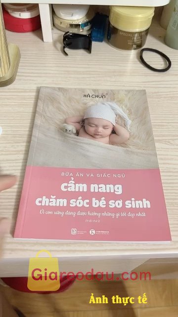 Giảm giá [Mã giảm 27%] Sách Cẩm nang chăm sóc bé sơ sinh (bữa ăn và giấc ngủ): Vì con xứng đáng được hưởng những gì tốt đẹp nhất. Sách đọc dễ hiểu, có hình minh họa, có mã qr để quét xem video. 
