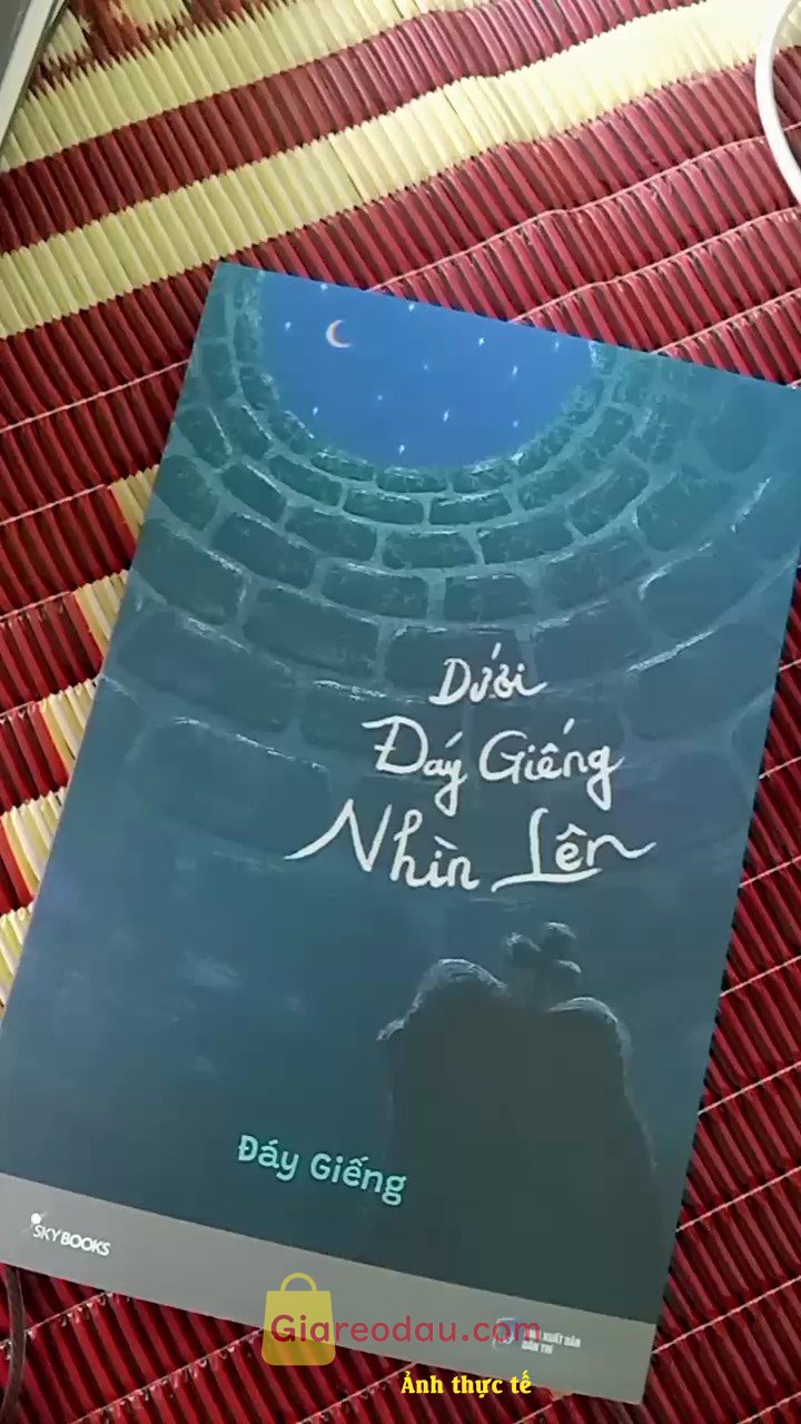 Giảm giá [Mã giảm 23%] Sách Dưới Đáy Giếng Nhìn Lên - Tặng Kèm Bookmark. Bìa xinh xỉu, thời gian giao hàng nhanh, chị shipper dễ thương hehe.. 