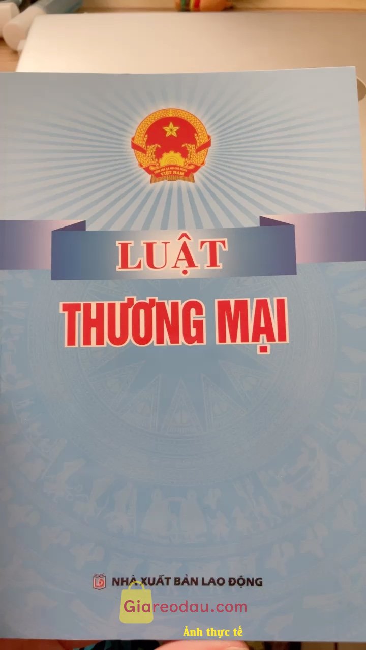 Giảm giá [Mã giảm 37%] Sách Luật Thương Mại (NXB Lao động). Bìa màu đẹp ship nhanh 24h là nhận được hàng luôn update luật mới. 