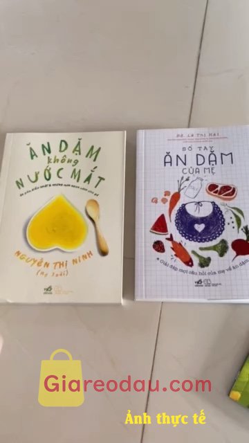 Giảm giá [Mã giảm 23%] Sách Sổ tay ăn dặm của mẹ (có kèm thực đơn ăn dặm) Tái Bản 2018. Tuyệt vời. Nên mua để có kiến thức hỗ trợ trong hành trình nuôi. 
