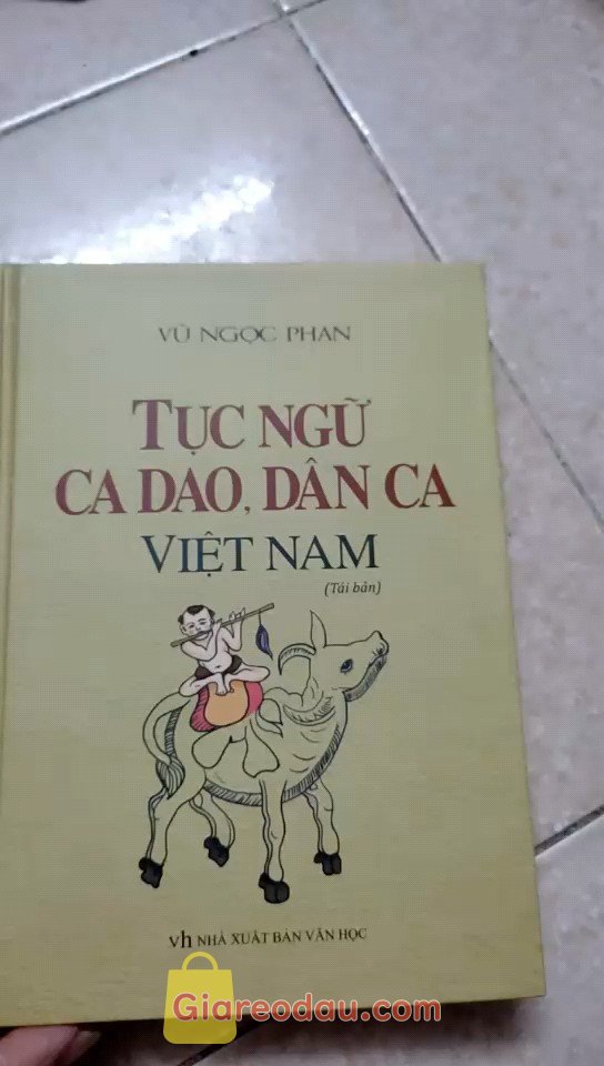 Giảm giá [Mã giảm 31%] Sách - Tục ngữ, ca dao, dân ca Việt Nam (Bìa cứng) Tặng Kèm Bookmark. Sách rất hay, thiết kế đẹp.sách phân tích từng câu ca dao tục ngữ. 