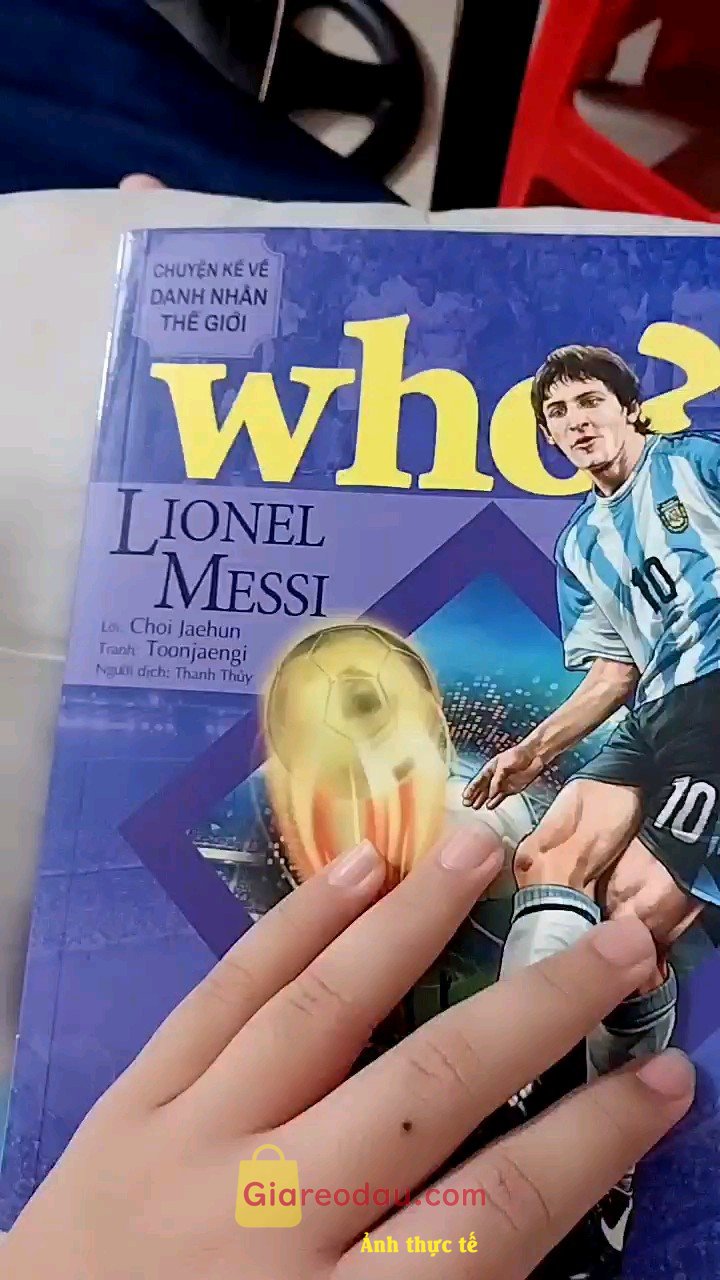 Giảm giá [Mã giảm 15%] Sách Who? Chuyện Kể Về Danh Nhân Thế Giới: Lionel Messi (Tái Bản 2023). Truyện tranh khá hay phù hợp với trẻ em . Lionel Messi rất vĩ đại. 