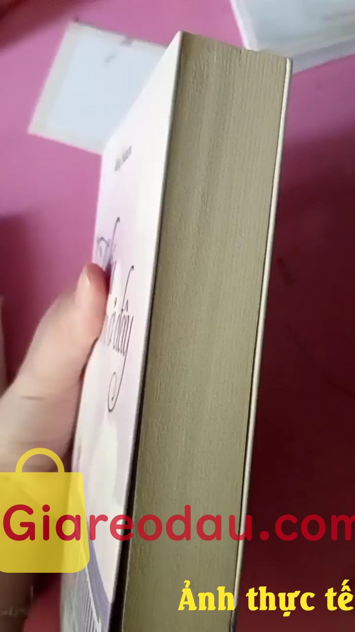 Giảm giá [Mã giảm 25%] Sbooks - Sách: Nếu em ở đây (Hồng Sakura). Chất liệu giấy cắt ko ngăn ngắn, rờ mép giấy thấy vụn giấy. 