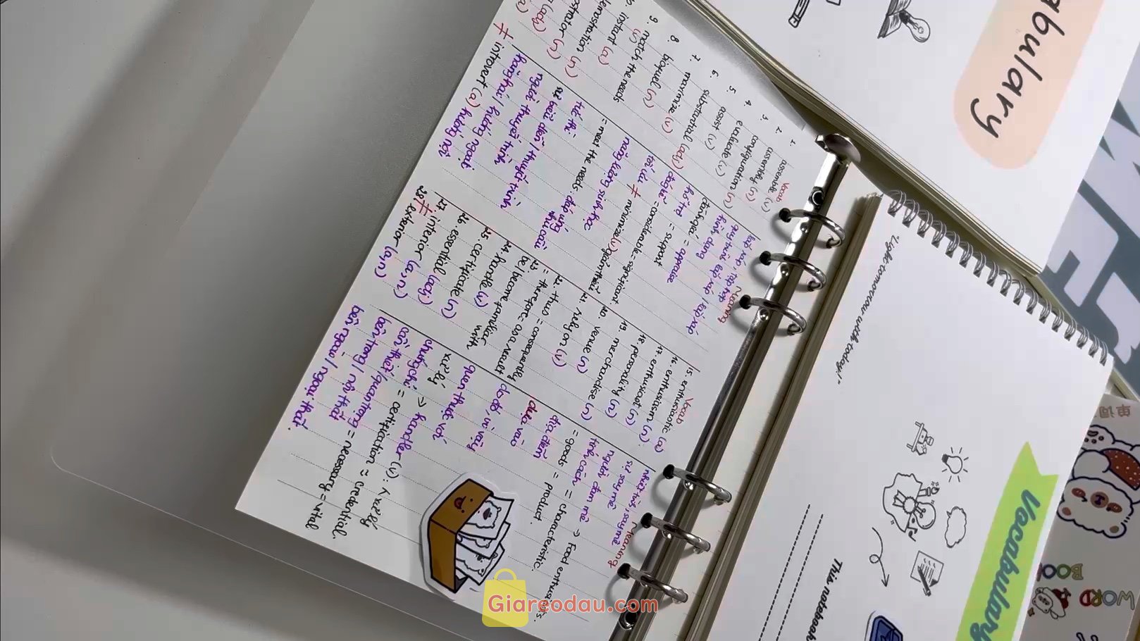 Giảm giá [Mã giảm 35%] Sổ Vocabulary B5 ghi chú được 1800 từ, Sổ từ vựng tiếng Anh IELTS Taro Stationery. Sổ dọc có vẻ ok hơn sổ ngang, giấy dày dặn, ăn mực, in hình sắc. 